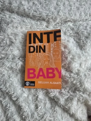 Inte din baby - En prisbelönt ungdomsroman om Samira som har höga krav på killar och möter Nabil, som verkar perfekt men snart vill kontrollera allt hon gör. Boken utforskar relationer, självständighet och intensiva känslor i tonårslivet. Perfekt för dig som gillar starka karaktärer och vardagsnära berättelser.