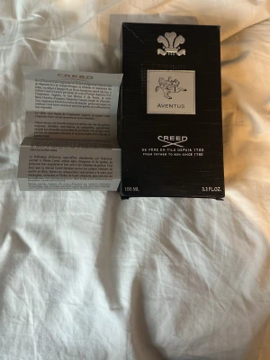 Creed Aventus 100ml parfym - Creed Aventus är en exklusiv parfym från Paris, känd för sin unika blandning av naturliga essenser och hantverksmässig tillverkning. Volymen är 100 ml. Perfekt för dig som vill sticka ut med en klassisk och lyxig doft.
