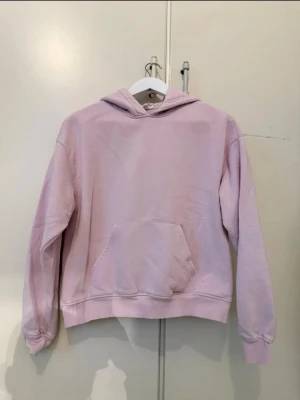 Hoodie - En rosa Hoodie i storlek XS använd några gånger, mysig att ha på sig 😊