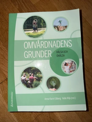 Omvårdnadens grunder: Hälsa och ohälsa - En modern och pedagogisk bok som ger dig grunderna i omvårdnad, med fokus på hälsa och ohälsa. Perfekt för dig som pluggar vård, vill förstå människors välmående och hur man kan hjälpa andra till ett bättre liv.