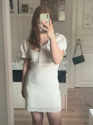 Studentklänning - Fin vit klänning från Gina Tricot. Perfekt till studenten!! 🫶🏻