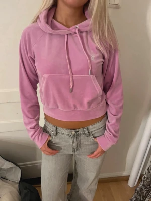 rosa juicy couture hoodie - rosa juicy couture hoodie💓 storlek s, en diamant har lossnat baktill, men annars i mycket bra skick.