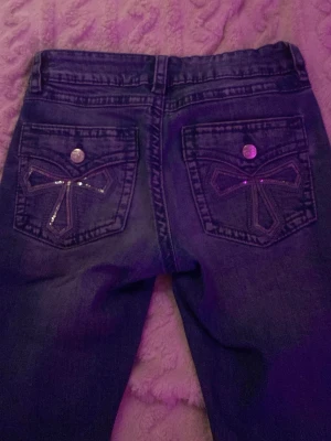 Blå wide jeans från Gina Tricot❤️ - Säljer ett par blå jeans från Gina Tricot i storlek 164. De har breda ben, normalhög midja och snygga fickor bak med dekorativa sömmar i form av rosetter och blanka detaljer. Klassisk femficksmodell i mjukt denimtyg.❤️