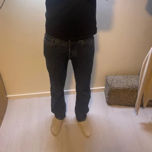 Jack & Jones Relaxed Chris jeans blå - Mörkblå jeans från Jack & Jones, modell Relaxed Chris.  raka ben och avslappnad passform.                                                      Storlek: W27 L30