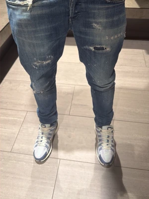 Dondup George jeans - Säljer nu dessa tvär feta dondup jeans i modellen George. Storlek 31! Modellen på bilden är 182cm och väger ca 65kg. Passar till allt! Skriv vid funderingar och frågor!✍️✍️