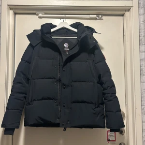 Svart pufferjacka från Canada Goose - Svart pufferjacka från Canada Goose. Påse och pälsen ingår i köpet👍🏾 både nfc Scan och qr kod funkar 