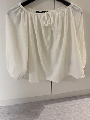 Tröja från lager 157 - En vit tröja från lager 157 med knytning där fram, helt ny och aldrig använd!