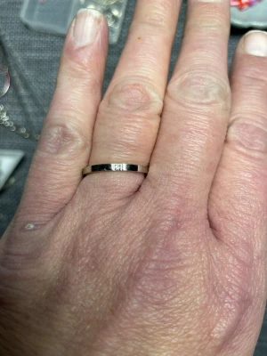 Ringvv  rosrffritt stål. Med liten vibidkcirkon mkt vacker i din enkelhet och Nickel fri - Bilderna visar en hand med en silverfärgad ring, Liten kubiskzirkon mkt vacker i sin enkelhet.