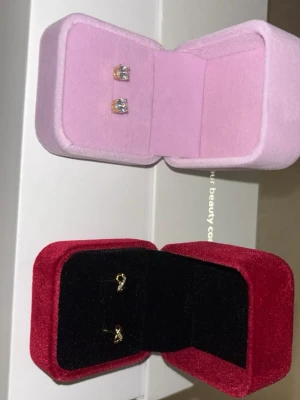 Helt nya i förpackningar Cubic zirkonia & Sterling silver 925 i askar  - Sterling silver & gold plated 14 k earrings new, nice as a gift 🎁   Fin som gåva till dam/barn  With receipts 🧾 PostNord / DHL tracking (spårbart samt med kvitto och fotobevis på när det skickas m)   BOX INCLUDED - Låda inkluderas (välj färg genom att skriva & kombinera med smycke)  🇸🇪 Fin som gåva, 4 mm. Olika design (eternity symbol samt de andra). Skickas från Västra Götaland   