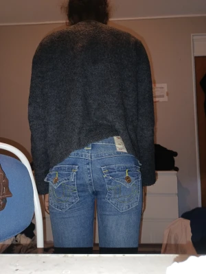 True Religion Joey Flare Lågmidjade Jeans W23 XS Y2K - Märke: True Religion Modell: Joey Low Rise Flare Skick: Nästan som nya Färg: Blå / ljusblå Storlek: W23 / XS Originalpris: 1300 kr 