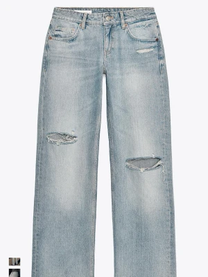 Ljusa ripped jeans från Zar - Säljer ett par ljusblå jeans från Zara i storlek 36. Dem är använda en gång och är i bra skick🥰