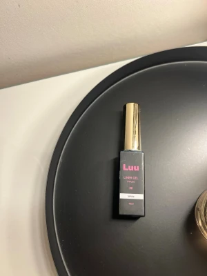 Luu vit gel 10ml - Säljer en vit gelack med smal pensel från Luu, UV/LED, 10ml. Snygg svart och guldig förpackning med smal pensel för precis applicering. Perfekt för kreativa och skarpa linjer. Innehåller polymerer och akrylater. Färgen är intensivt vit. Perfekt för att göra fransk manikyr med. Använd cirka 3 gånger