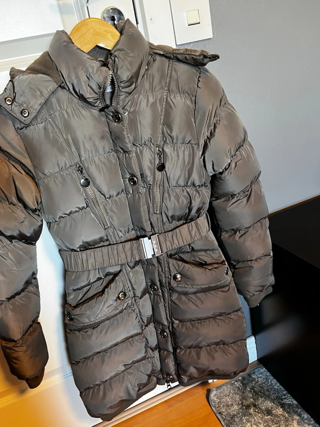 Grå pufferjacka med bälte från TYK