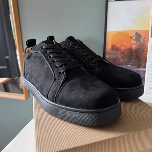 Christian Louboutin svarta  - Säljer nu mina svarta Christian Louboutin i storlek 43. Kartong ingår. Använd några fåtal gånger. Hör av dig vid frågor