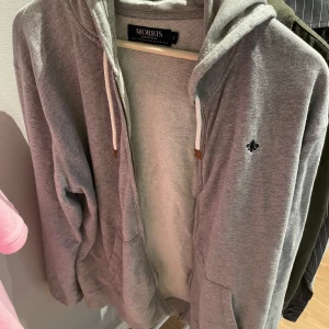 Morris huvtröja - Grym huvtröja från Morris! Perfekt för vardag som helg. Passar till allt och är otroligt lätt stylad. Pris går att diskutera vid snabb affär och skickar samma dag