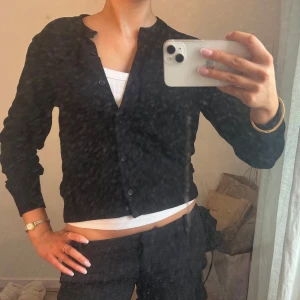 Stickad kofta  - Söt svart stickad kofta🤗