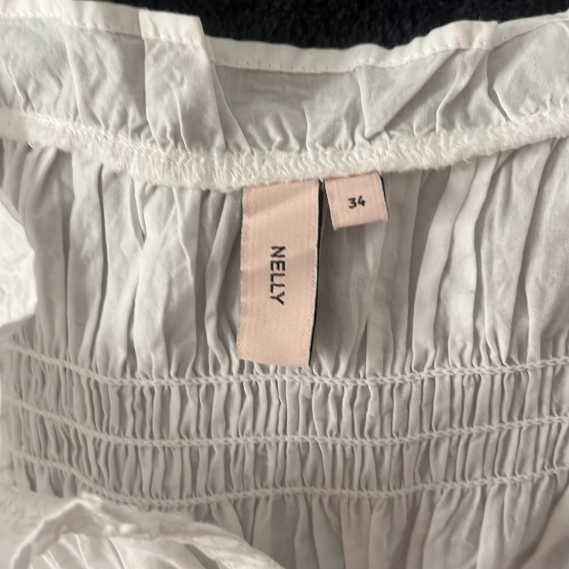 Vit blus med volang från Nelly - 1