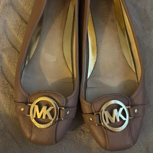 Bruna ballerinaskor Michael Kors - fast pris 300kr går ej ner!!