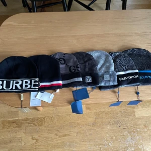 Märkes mössor - Fina mössor från flera olika märken riktigt snygga och bra kvalité, skriv för flera bilder eller annat! Fraktar snabbt efter köp 🚚