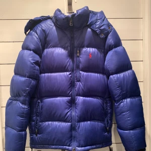Ralph lauren jacka  - Säljer denna jacka då jag inte använder den längre. Den är i storlek XS och sitter perfekt på mig som är 172. Jackan har 2 små defekter som ni ser. Den är syd på 2 ställen men det syns inte 