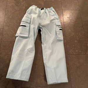 Ljusblå cargopants från Capeesh - Typ använda en gång med taggen på.