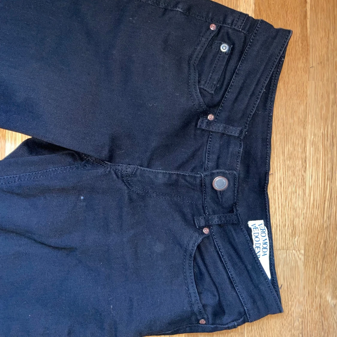 Svarta bootcut jeans från Vero Moda - 2