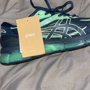  Gel-Quantum 360 sneakers blå/grön - Säljer ett par helt nya Gel-Quantum 360 sneakers i mörkblå och ljusgrön färg med coola detaljer och transparent grön sula. Skorna har snörning, rund tå och mesh-ovandel för extra komfort. Perfekt för dig som gillar sportig och modern stil. Skriv för mer bilder osv…