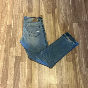 Replay 32/34 - Ett par feta Replay jeans som är regular! Storleken är 32/34! De är i ett fint skick, med fina slitningar och lite hål! Skick 8/10! Kontakta mig för frågor/information eller prisdiskutering m.m!😊