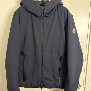 Moncler Shell Jacka  - Moncler Hubert Shell Jacket Navy, storlek 3 passar M. Väldigt fint skick