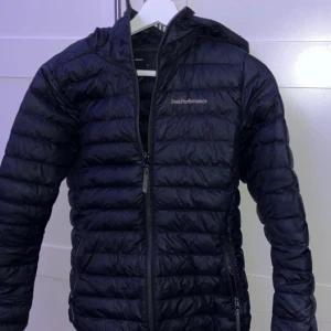 Peakperformance Dun jacka - Hej säljer min Peakperformance jacka eftersom att jag köpte en för liten storlek. Har inte använt,  bara testet på den 