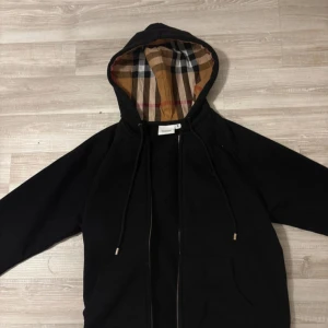 Svart Burberry hoodie - Står på tröjan att de är storlek MM men den är liten i passform, skulle säga att den är mer S-XS