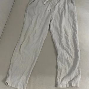 Vita linnebyxor från Zara - Vita linnebyxor köpta från Zara och säljs för att dem inte kommer till användning längre. Dem är knappt använda och är perfekta för sommaren. De är L men sitter mer som M.