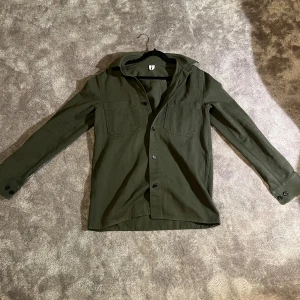 Overshirt från Arket - Säljer en sjukt fet Overshirt från Arket, storlek 44, bra skick, perfekt inför hösten. Hör av er vid frågor