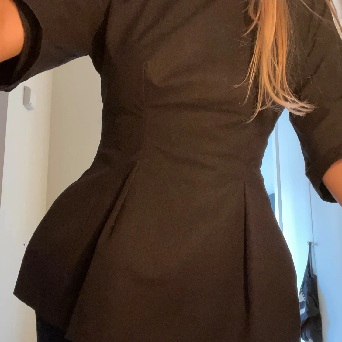 Svart peplumtopp med trekvartsärm