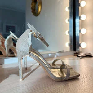 Klackskor  - Glittriga klackskor köpta på Zalando! Använda en gång på min bal. Finns tecken på användning men får säkert att få renare om man putsar till dem. Fortfarande fint helhetsintryck🤍