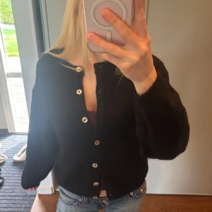 Svart kofta från Gina Tricot  - Svart kofta från Gina Tricot i  ullblandning. Helt ny, aldrig använd och endast testad för bilden 🥰storlek xs 🌸