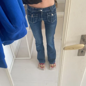 Mörkblå bootcut jeans Gina Tricot 158 - Snygga mörkblå jeans från Gina Tricot i storlek 158. Modellen har bootcut-ben, låg midja och klassiska fickor fram och bak. 