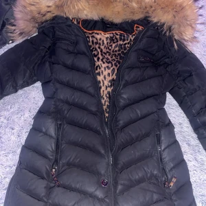 Svart lång hollister jacka med äkta päls  - Säljer min Hollister vinterjacka i svart, som endast är använd en säsong och därefter hängt i garderoben. Den är i mycket fint skick, inga hål eller skador. Pälsen är äkta, fluffig och jättefin – ger en lyxig känsla!