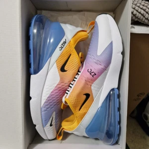 Oanvända Nike Air Max 270 EU42 - Helt nya i Storlek 42. Innermått 27 cm Ord.pris 1900 kr. Slutsålda överallt i denna färg. Inte intresserad av byten eller bud. Skickar spårbart i en annan låda med Instabox. Inga returer 