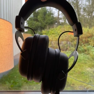  Gaming Headset - Bekvämt over-ear headset med robust design, avtagbar mikrofon och kabelanslutning. Perfekt för gaming och musik. Svart färg, mjuka öronkuddar och justerbar passform. Inga synliga defekter eller slitage, ser ut att vara i mycket gott skick.