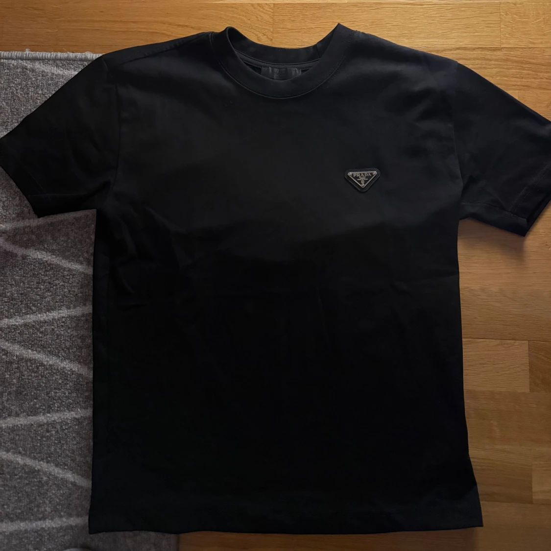 Svart t-shirt från Prada