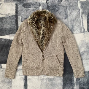 Vintage stickad kofta med päls  - Riktigt fet och unik vintage stickad kofta med päls på insidan. Riktigt varmt och skönt samt stilrent plagg som går att använda som kofta men även som jacka över andra plagg. Storlek M