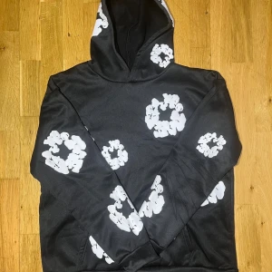 Denim Tears hoodie - Helt ny & oanvänd✅Strorlek:L 📏mycket fin design med puff print🌟skickas inom 2 dagar 📦Kontakta gärna för mer info☺️