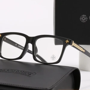 Transparanta chrome glasögon - Riktigt feta transparanta chrome glasögon med genomskinligt glas. Svarta med guldfärgade detaljer.