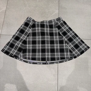 Rutig kjol - Rutig kjol från H&M med dragkedja bak. Storlek L och mycket bra skick💕