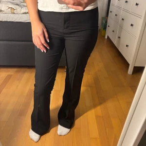 Mid waist kostymbyxor  - Oanvända, storlek 158 men motsvarar xs skulle jag säga, justerbar midja, nypris 400kr (kan upplevas tajta i början då dessa inte är använda men töjs förmodligen ut precis som vilka kostymbyxor som helst)