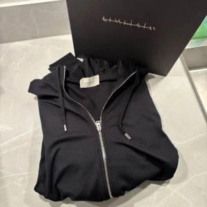 Limitato Hoodie  - Tja säljer denna sjukt snygga limitato hoodie med unikt tryck på ryggen som inte längre går att köpa. Tröjan är endast använd 4 gånger. Bara att höra av er vid frågor eller funderingar. (Box och tags följer med vid köp).