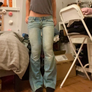 Ljusblå lågmidjade bootcut jeans - Säljer dessa lågmidjade ljusblå jeans som är omsydda till bootcut. Märket är abercombie & fitch, midjemått 35 cm och innerbenslängden är 77 cm. Kontakta mig gärna privat vid frågor eller liknande, säljer även flera lågmidjade jeans i min profil💗💗