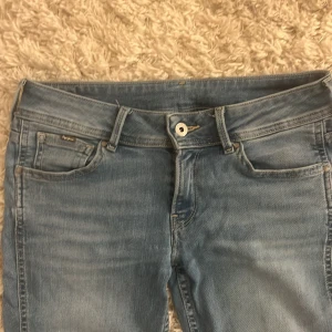 Pepe jeans - Super snygga lågmidjade flared jeans ifrån Pepe Jeans. Storlek 27/32, knappt använda
