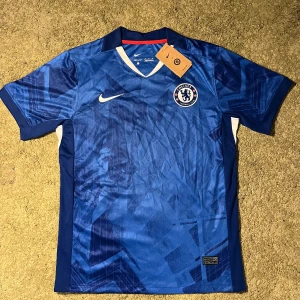 🔵Chelsea FC blå fotbollströja Nike🔵 - Säljer en helt ny Fotbollströja Nike Chelsea Säljer då den inte passade mig Priset kan diskuteras hör av er vid frågor. 